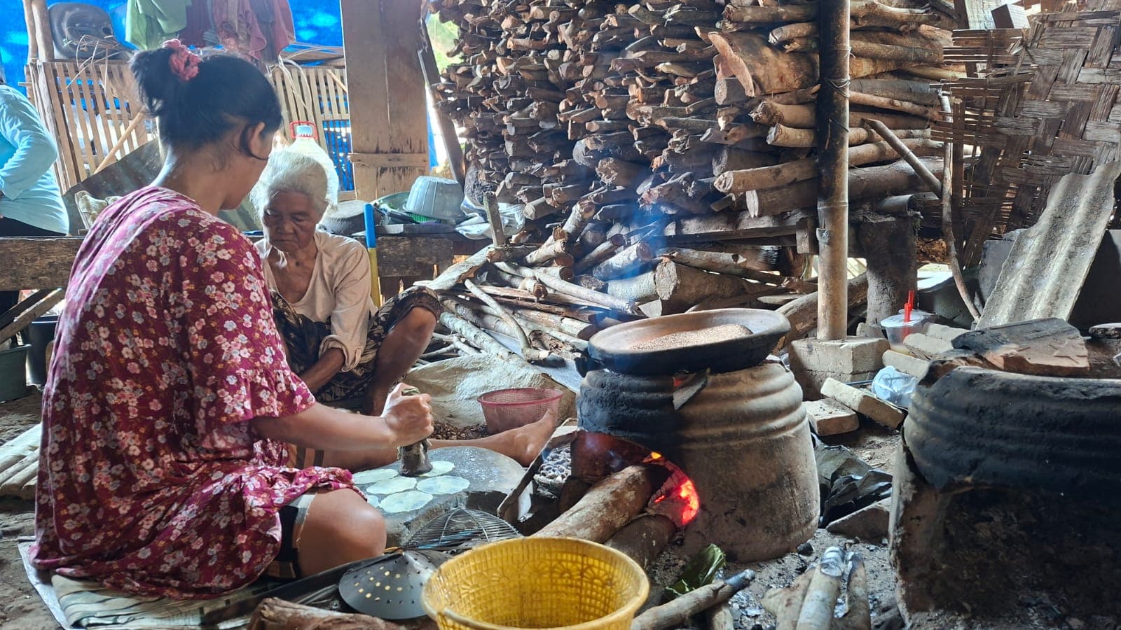Pembuatan emping melinjo di atas tungku kayu di Desa Tembong.