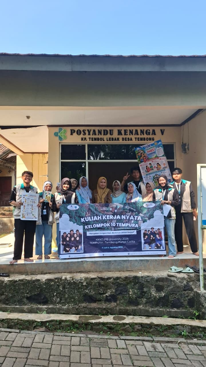 Kader kesehatan Desa Tembong di depan gedung Posyandu Kenanga.