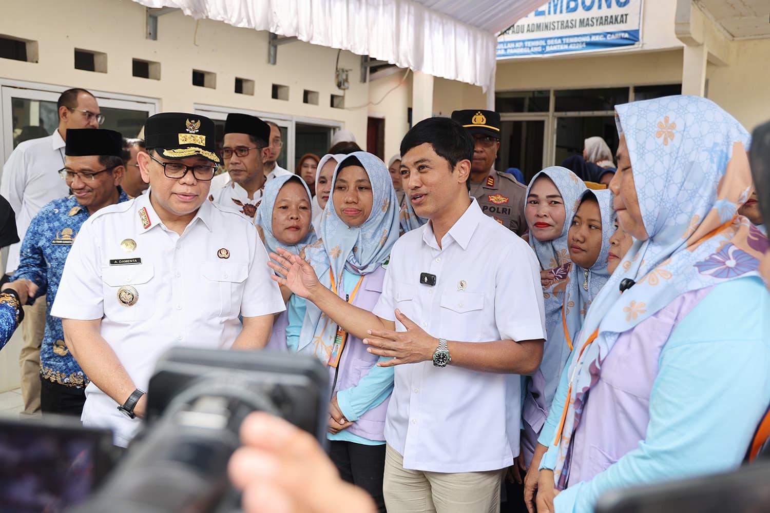 Rombongan Wakil Menteri Kesehatan RI dan para kader kesehatan saat kunjungan ke Desa Tembong.