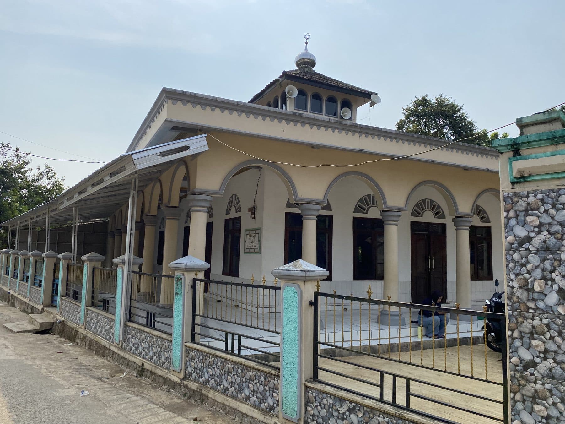 Masjid berkubah dengan serambi panjang di Desa Tembong.