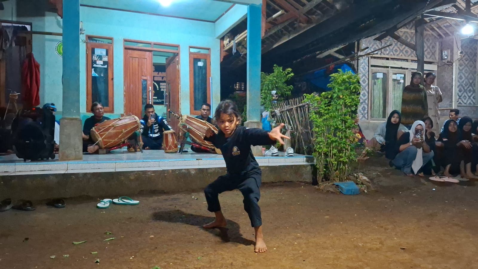 Penampilan pencak silat diiringi kendang di Desa Tembong.
