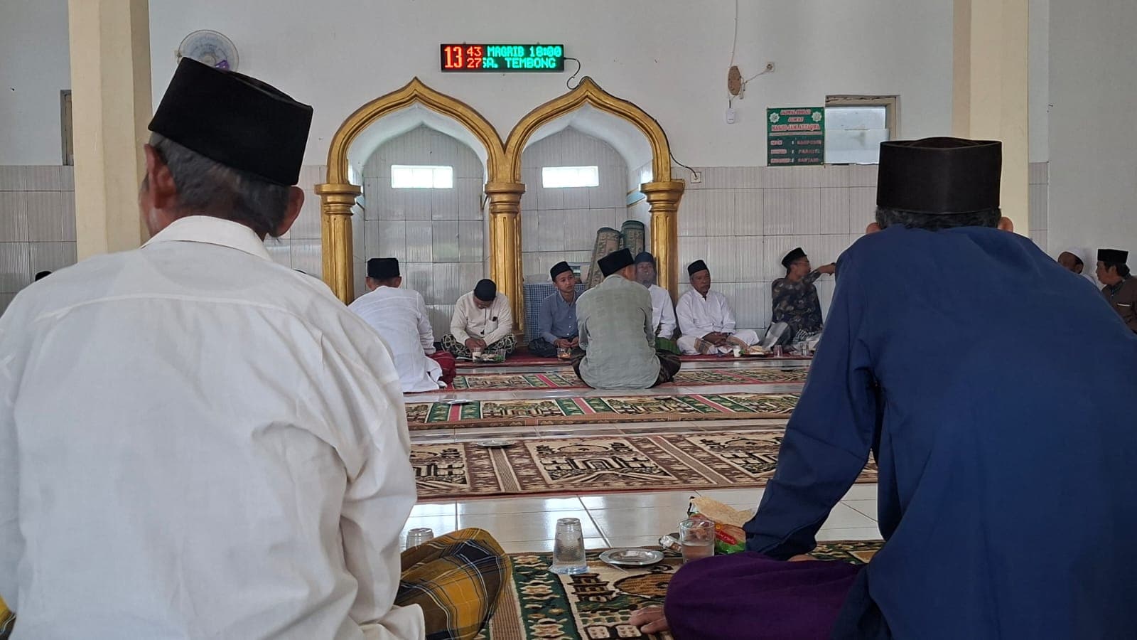 Warga mengikuti pengajian di dalam masjid di Desa Tembong.