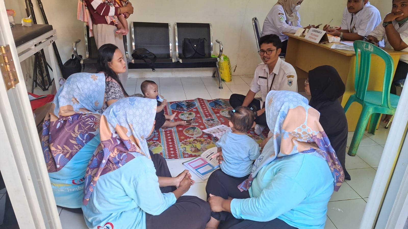 Kegiatan edukasi kesehatan dan Posyandu di Desa Tembong.