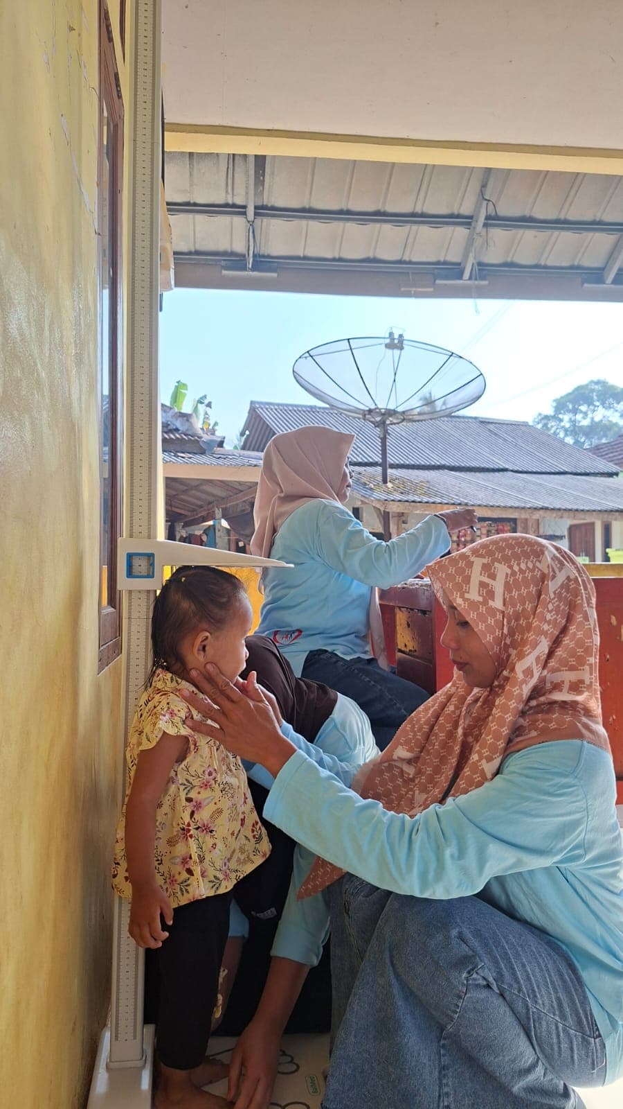 Pengukuran tinggi badan anak sebagai bagian dari pengambilan data antropometri.