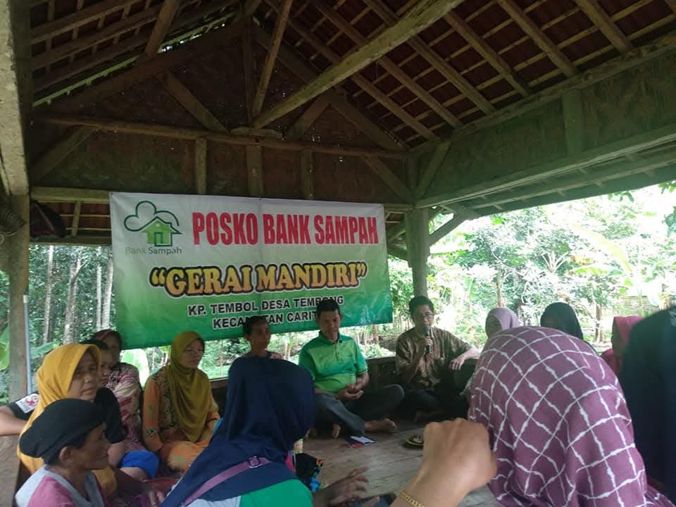Warga memilah sampah di posko Bank Sampah Desa Tembong.