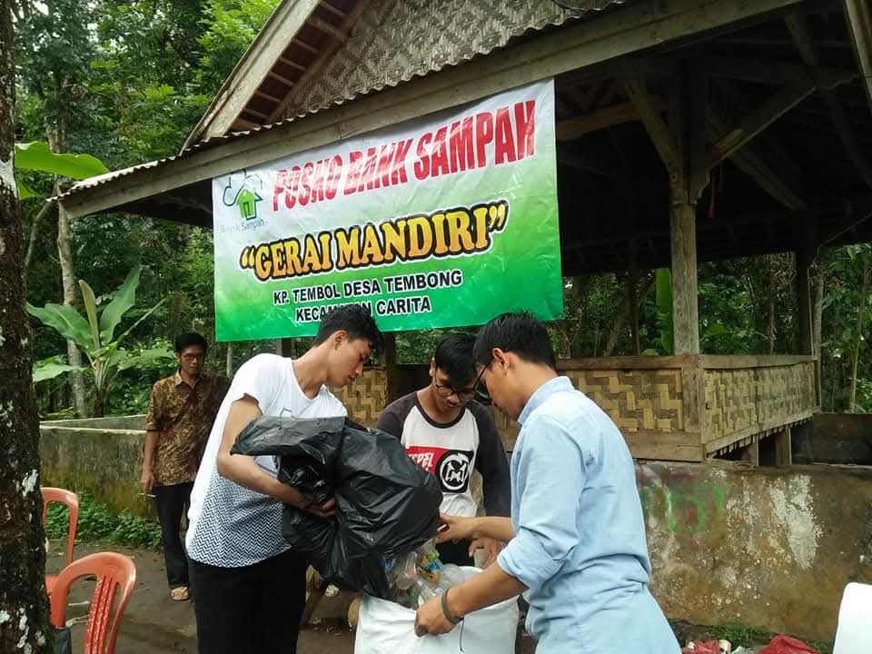 Warga muda mengelola Posko Bank Sampah Gerai Mandiri di Kampung Tembol, Desa Tembong.