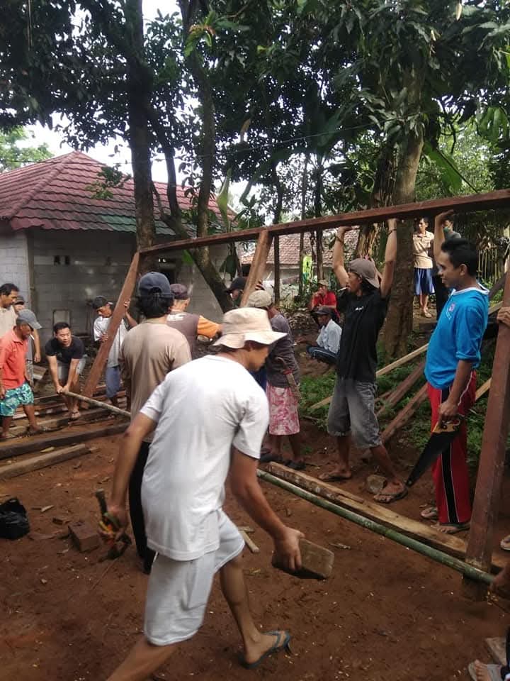 Warga bergotong royong dalam pembangunan di kampung Desa Tembong.