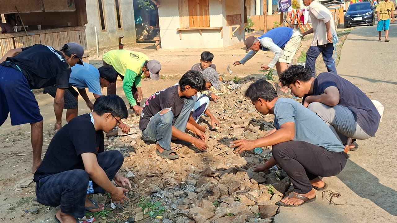 Warga bergotong royong membersihkan dan menata jalan kampung dalam kegiatan Jumat Bersih di Desa Tembong.