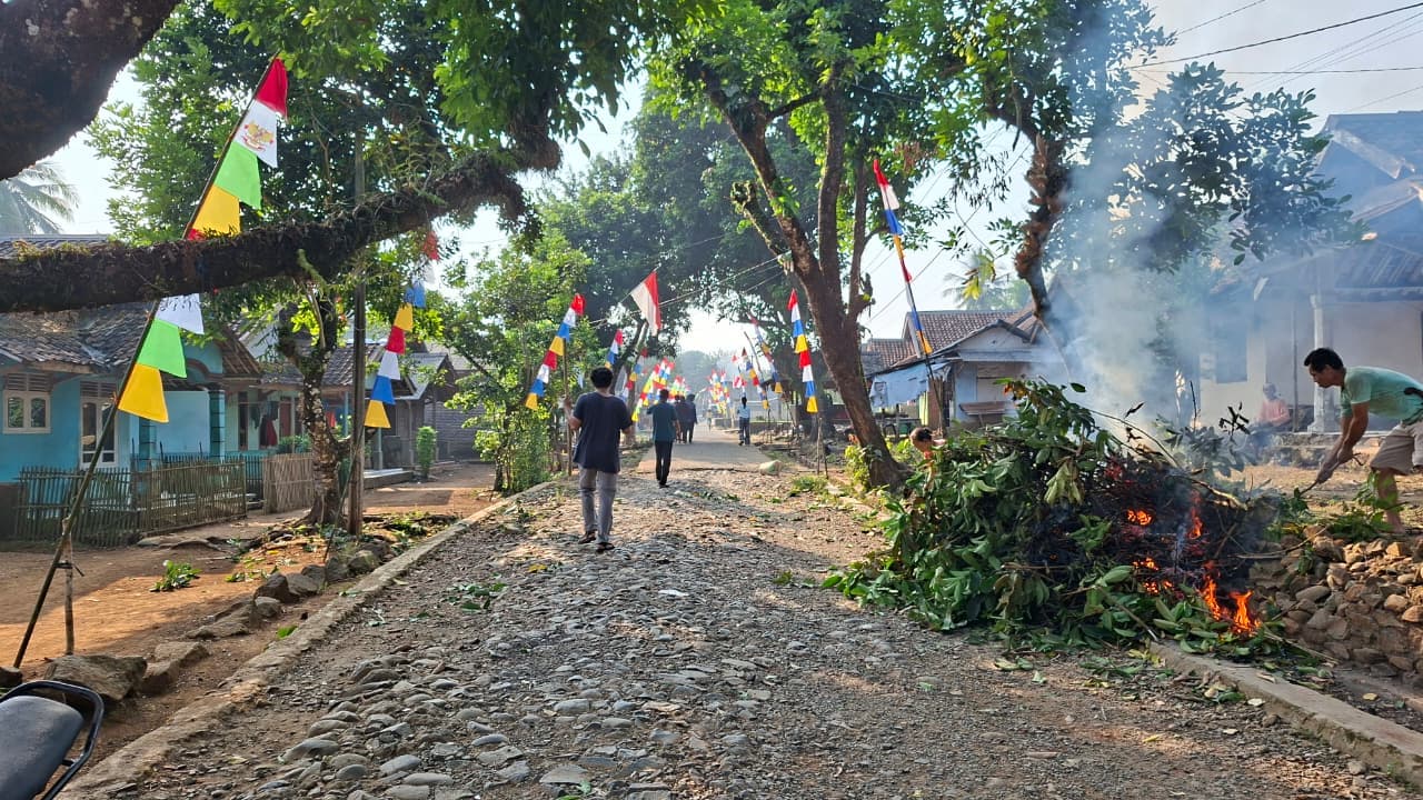 Jalan kampung Desa Tembong berhias umbul-umbul menyambut hari besar desa.