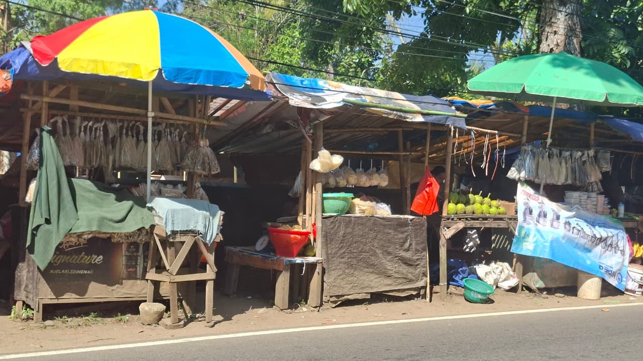 Lapak-lapak pedagang di tepi jalan kawasan Pantai Carita.