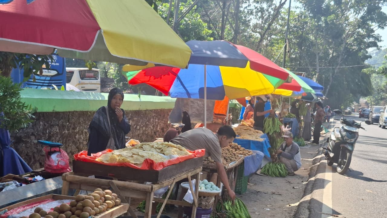 Suasana Pasar Pantai Carita pada akhir pekan dengan lapak-lapak pedagang.