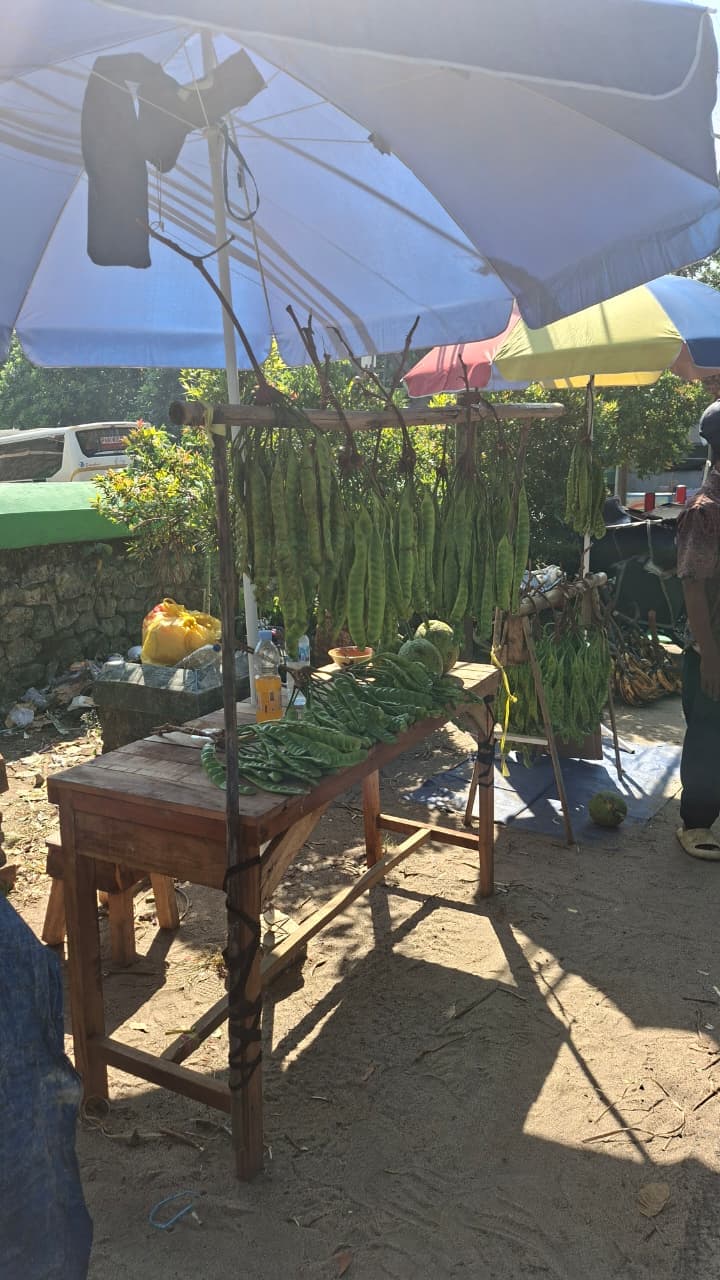 Hasil bumi seperti petai yang turut dijual pedagang di pasar.