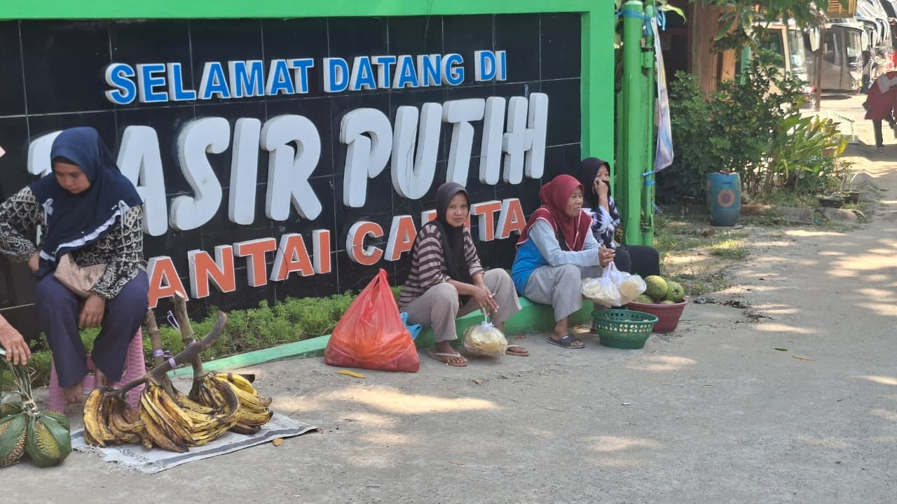 Gapura bertuliskan selamat datang di Pasir Putih Pantai Carita.