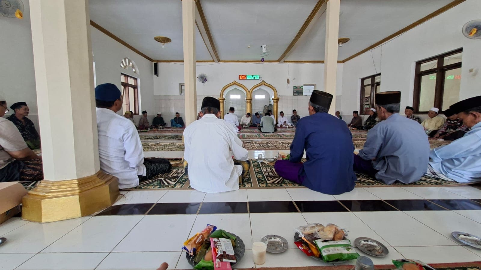 Warga mengikuti pengajian di dalam masjid di Desa Tembong.