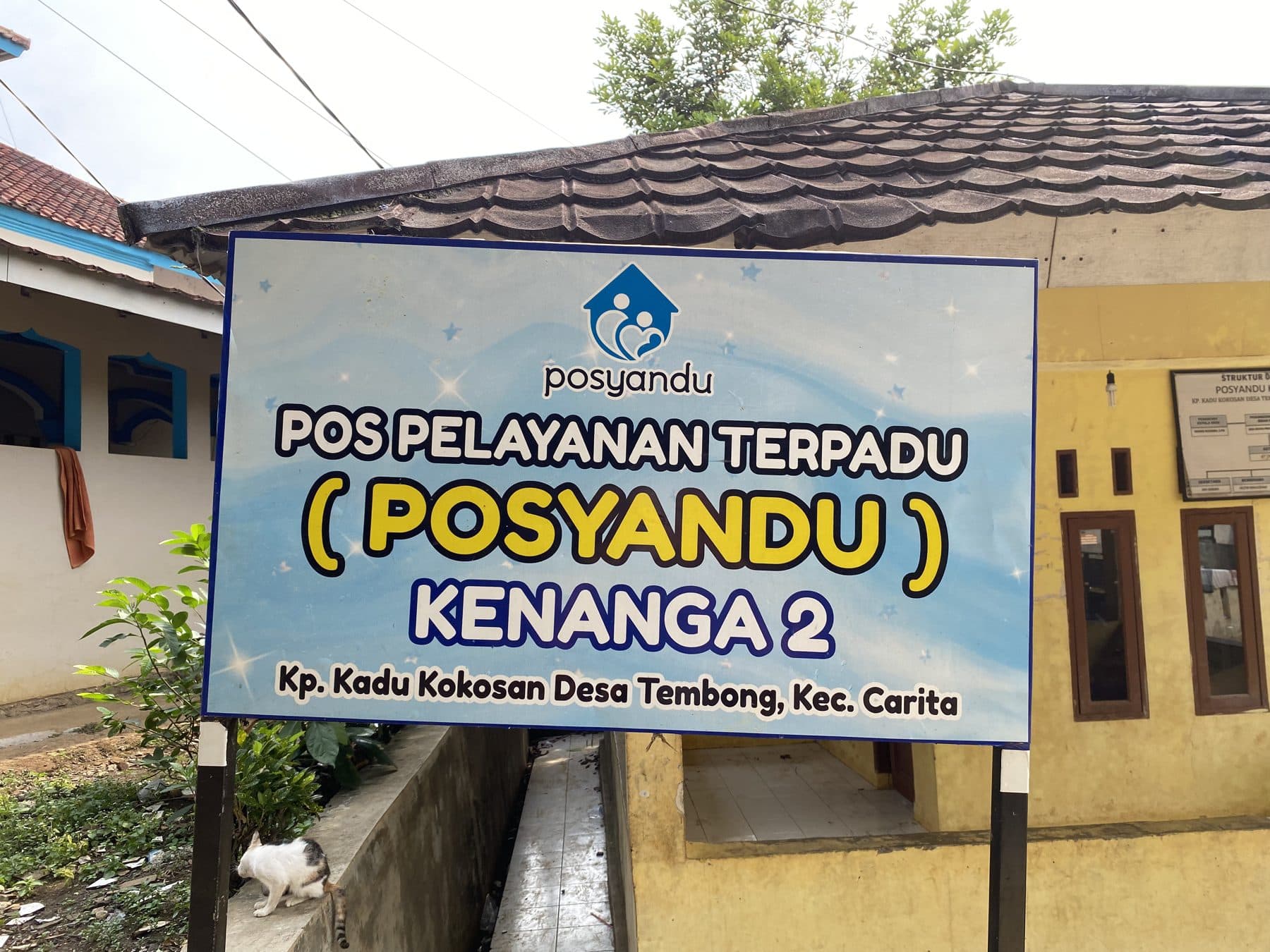 Papan nama Posyandu Kenanga 2 di Kp. Kadu Kokosan, Desa Tembong.