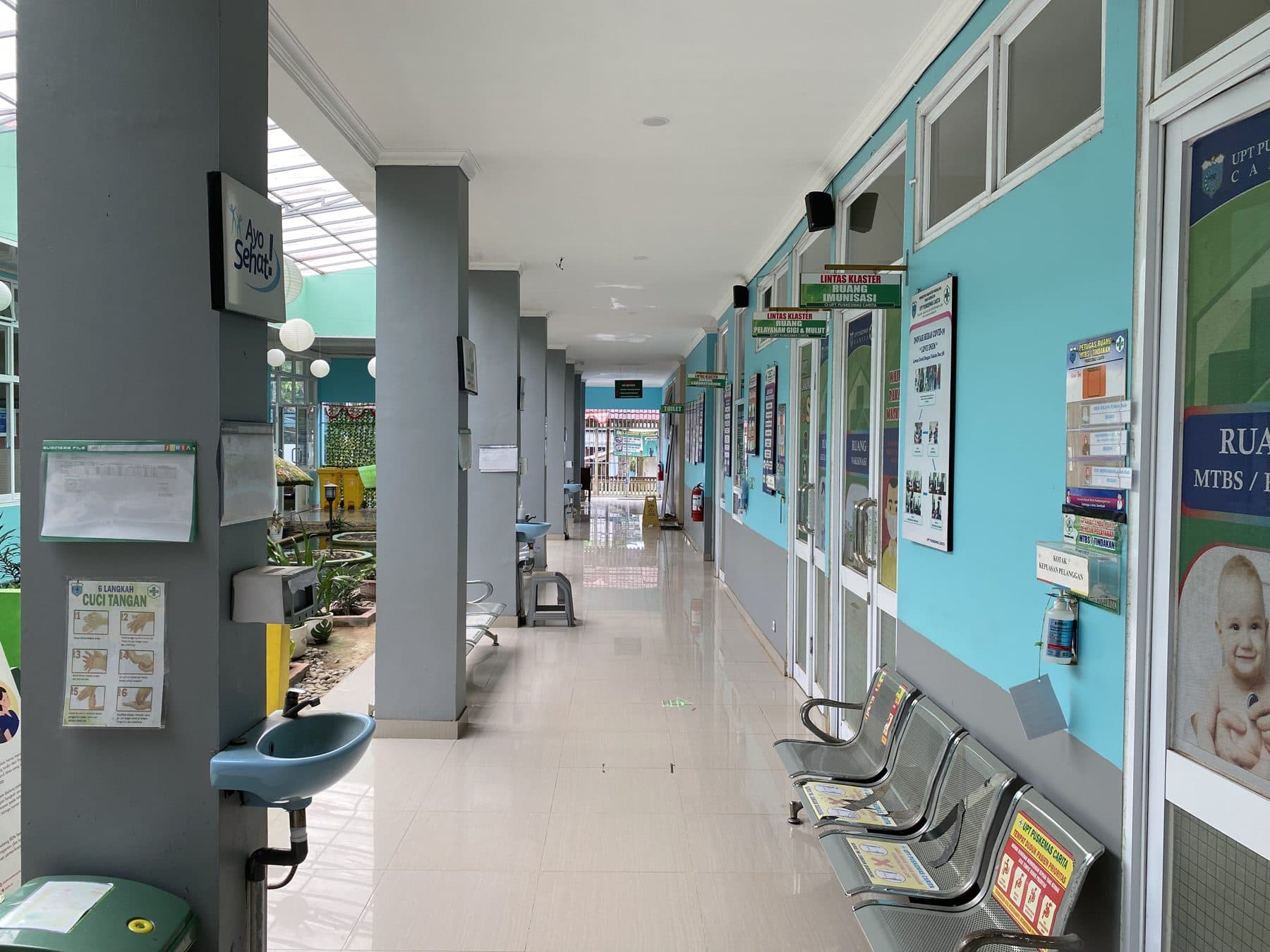 Lorong ruang pelayanan di dalam Puskesmas Carita.