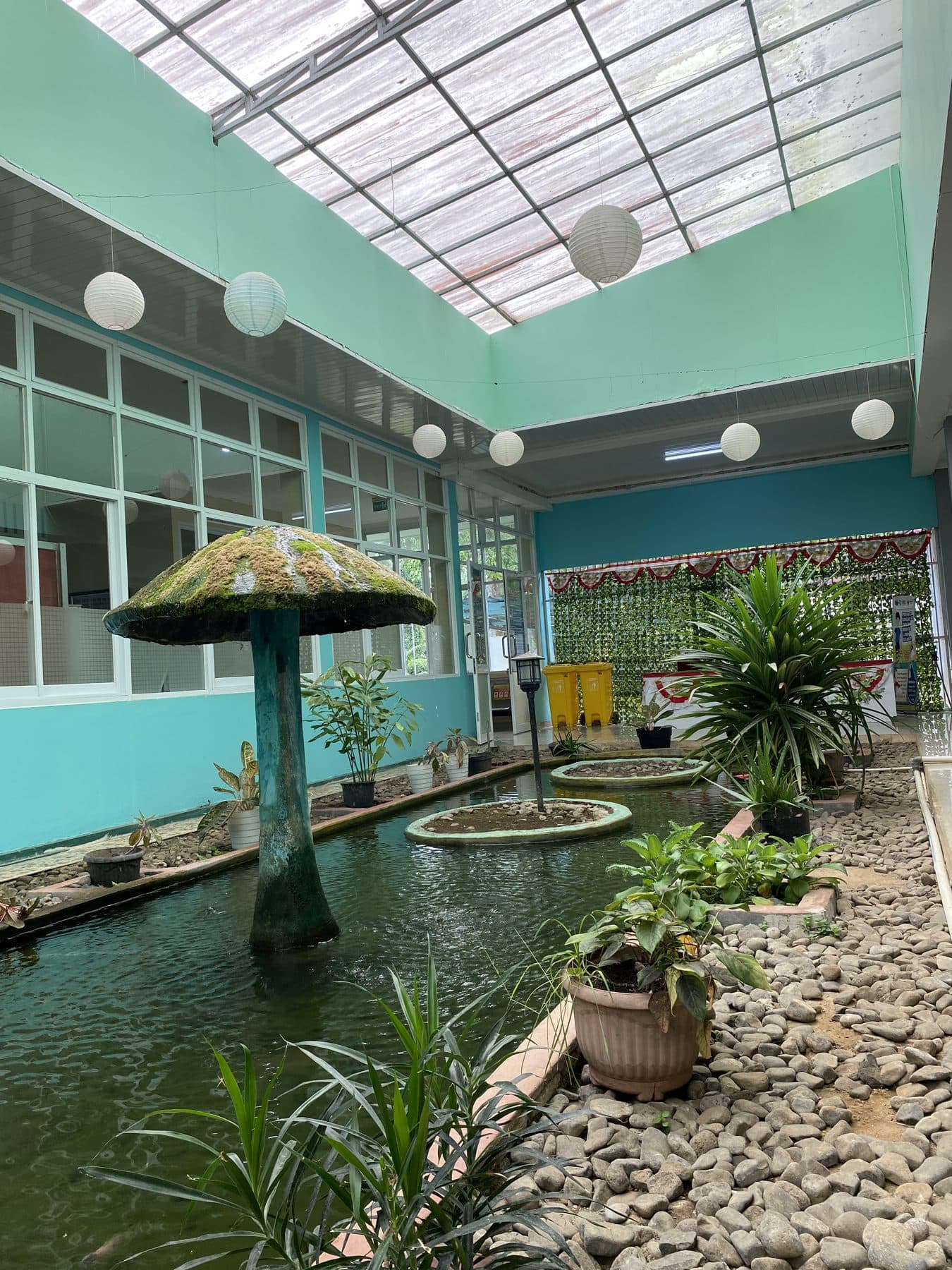 Taman ramah anak dengan kolam kecil di dalam Puskesmas Carita.